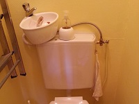 Kleines WiCi Mini Handwaschbecken für WC - Frau R (Frankreich - 90)